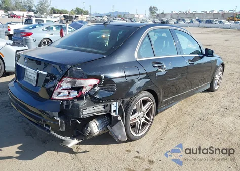 2011 Mercedes-Benz C 300 Luxury z USA, uszkodzony, nr VIN WDDGF5EB5BA522825